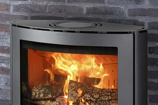 Moderner Kaminofen mit brennendem Feuer